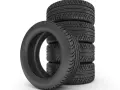 Pile de pneus de voiture noirs sur fond blanc.