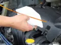 Où est l'huile moteur ? Guide simple pour trouver jauge et bouchon