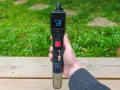 Main Bosch EasyPump et UniversalPump 18V, avec écran et accessoires.