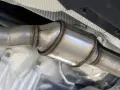 Gros plan sur un pot catalytique de voiture, partie du système d'échappement.