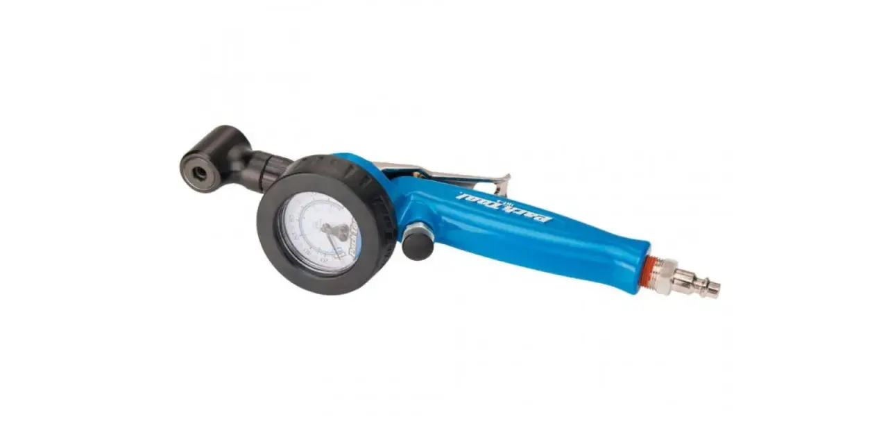 Gonfleur de pneu bleu avec manomètre.