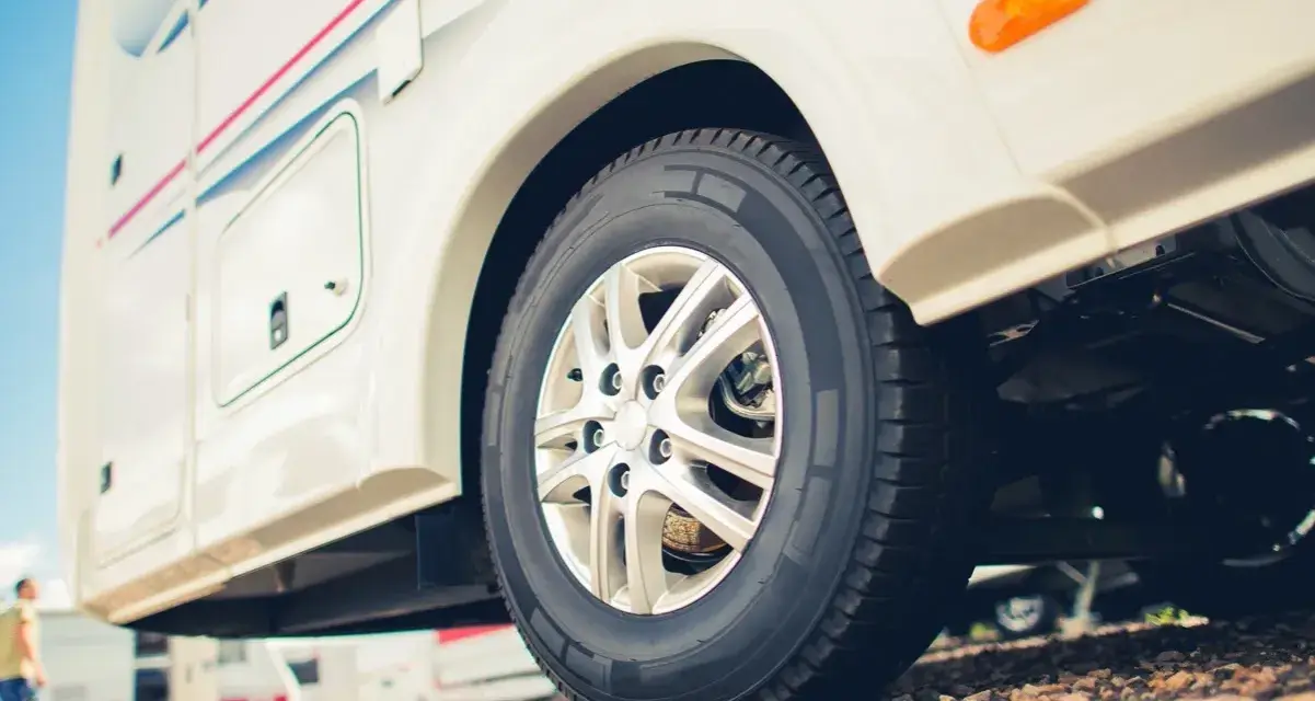 Pneus camping-car : le guide essentiel pour choisir et entretenir