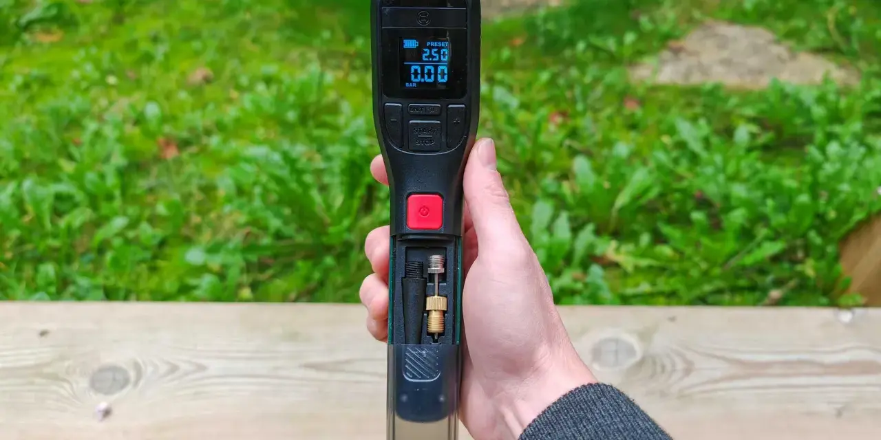 Main Bosch EasyPump et UniversalPump 18V, avec écran et accessoires.