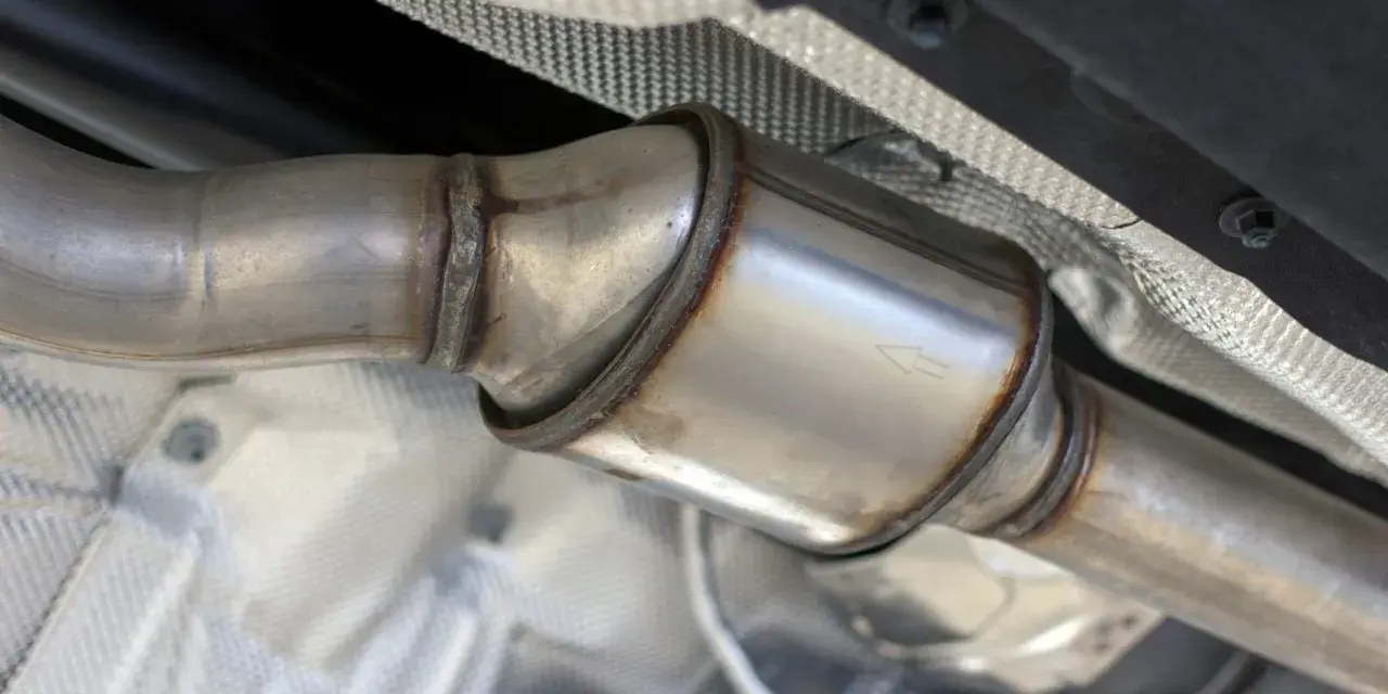 Gros plan sur un pot catalytique de voiture, partie du système d'échappement.