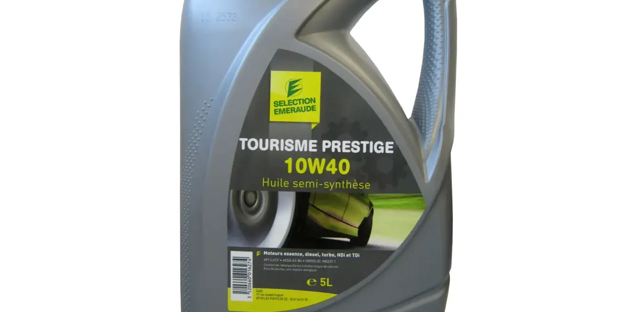 Bidon d'huile moteur 10W40 "Tourisme Prestige" de 5L, marque "Sélection Émeraude".