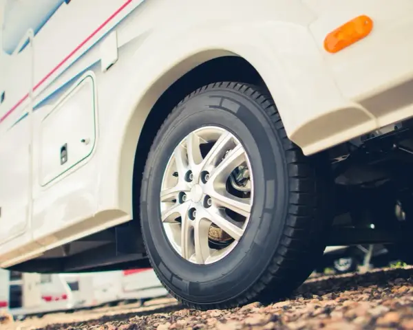 Pneus camping-car : le guide essentiel pour choisir et entretenir
