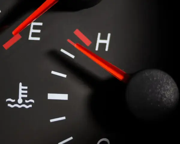Voyant liquide de refroidissement : les gestes qui sauvent votre moteur
