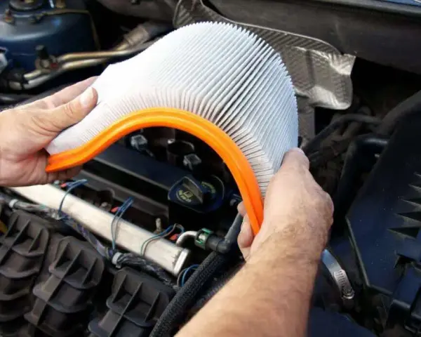 Quand changer votre filtre à air ? Protégez votre moteur et votre budget.