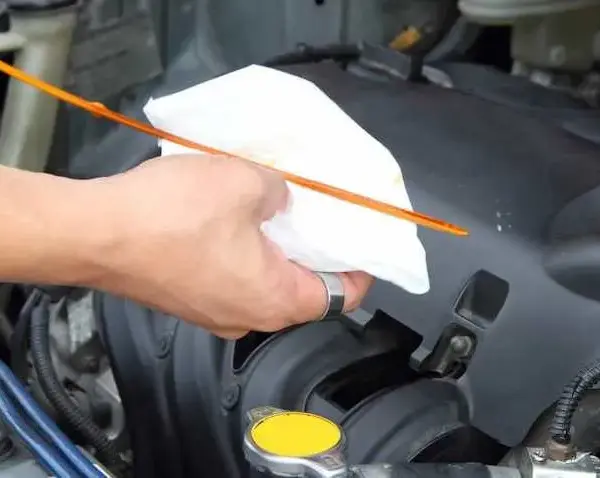 Où est l'huile moteur ? Guide simple pour trouver jauge et bouchon