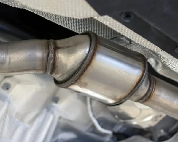 Gros plan sur un pot catalytique de voiture, partie du système d'échappement.