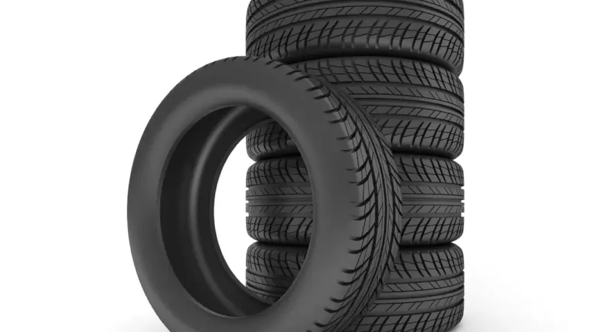 Pile de pneus de voiture noirs sur fond blanc.