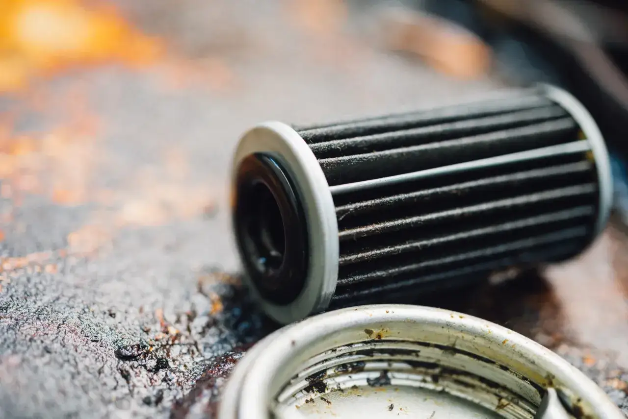 filtre à essence de voiture neuf à côté d'un filtre usagé et encrassé