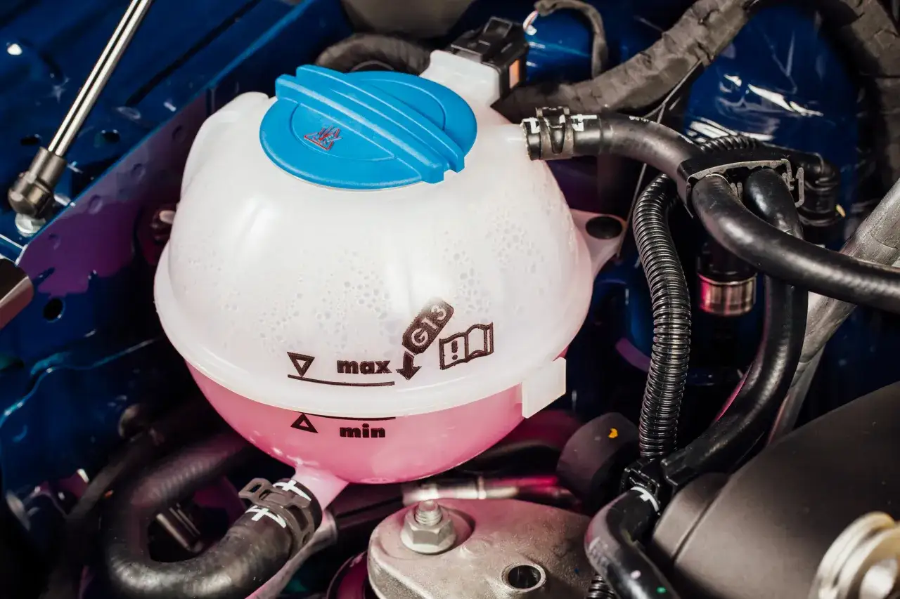 vase d'expansion voiture fissur&eacute; ou sale